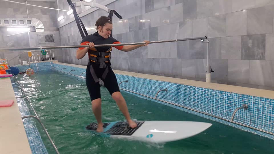 Элементы серфинга в реабилитации — публикуем впечатления Даши Рудалевой
