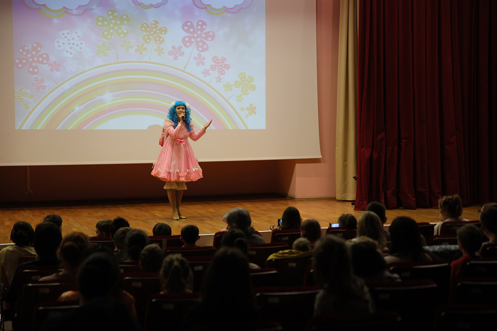 Театральное представление «Шапокляк идет в школу» в нашем Центре